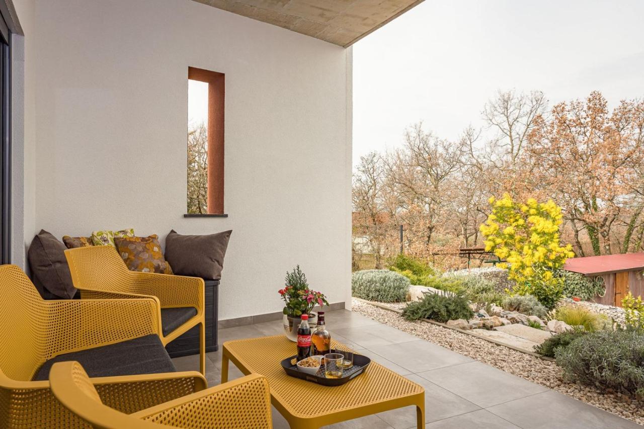 Apartments Bijou With Big Private Garden Near Umag Vilanija Exterior foto